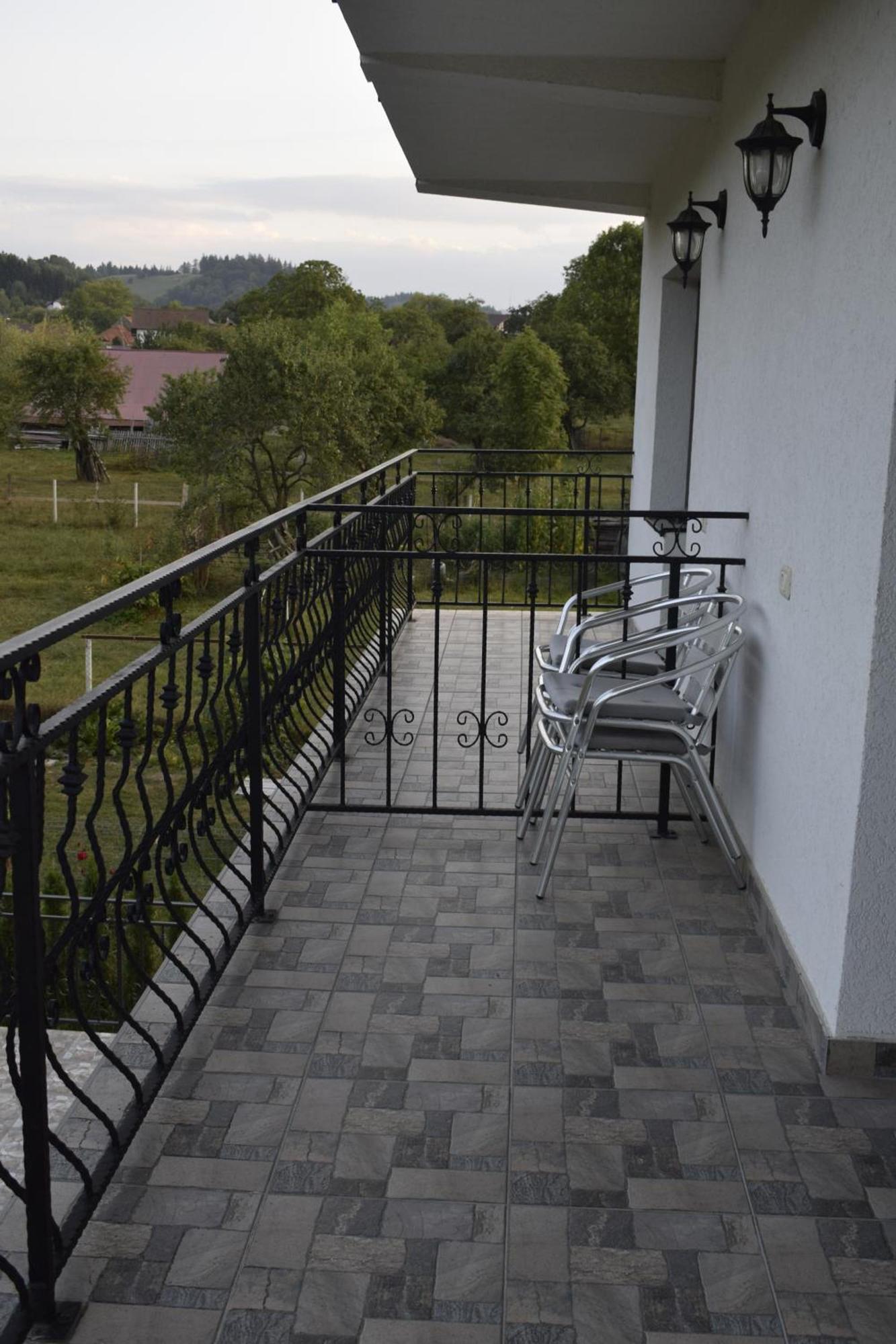 Balconul unei camere, cu vedere spre deal