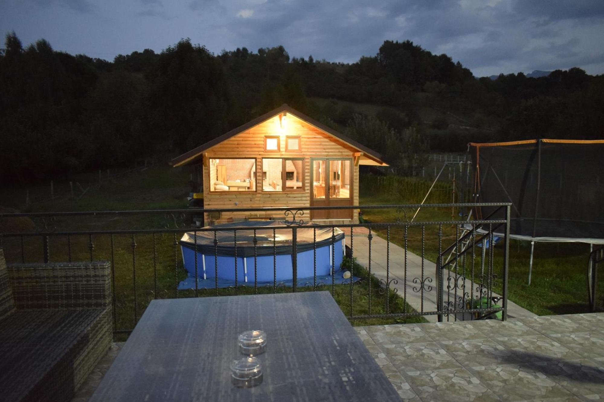Foișorul seara, cu luminile aprinse și piscina mică în față